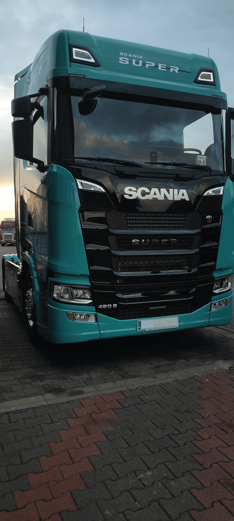 Ciągnik siodłowy Scania w turkusowym malowaniu