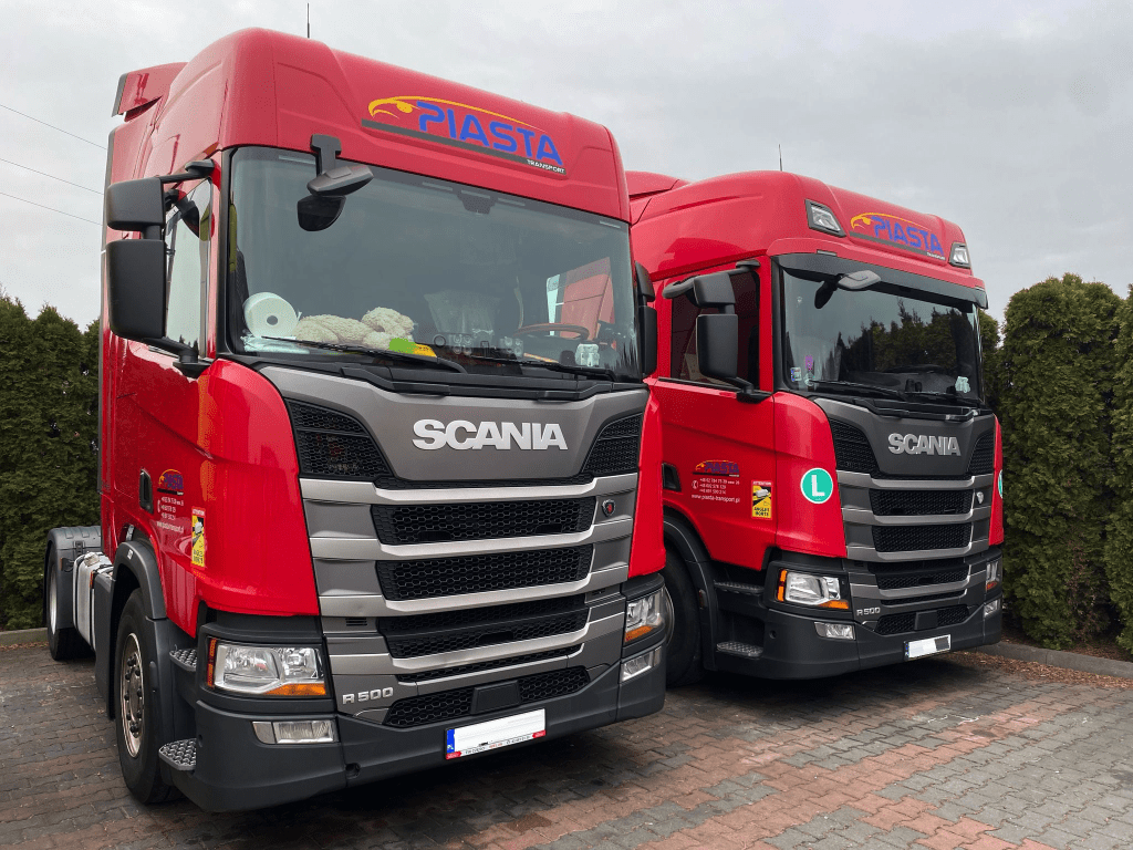 Dwa czerwone ciągniki Scania z floty Piasta Transport