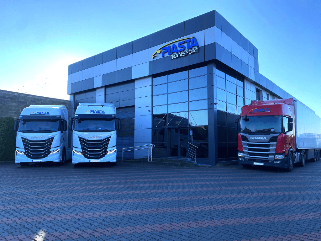 Siedziba Piasta Transport w Wójcinie — dwa ciągniki IVECO S-Way i Scania R500 z naczepą chłodniczą
