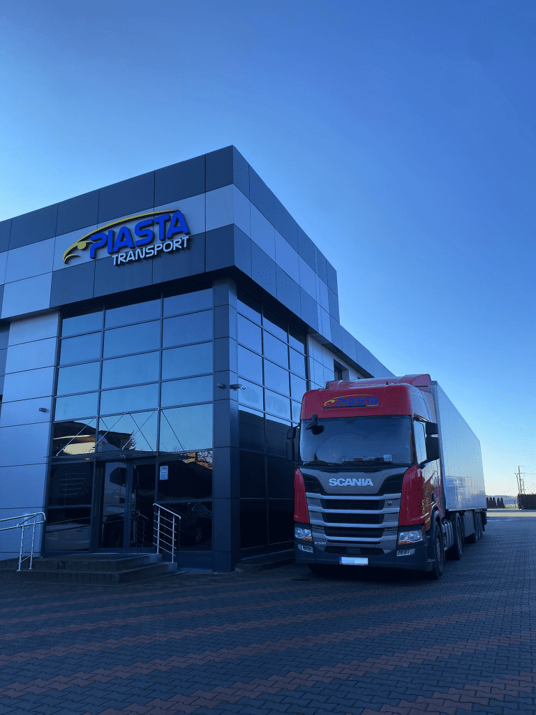 Zestaw chłodniczy Scania przed siedzibą Piasta Transport