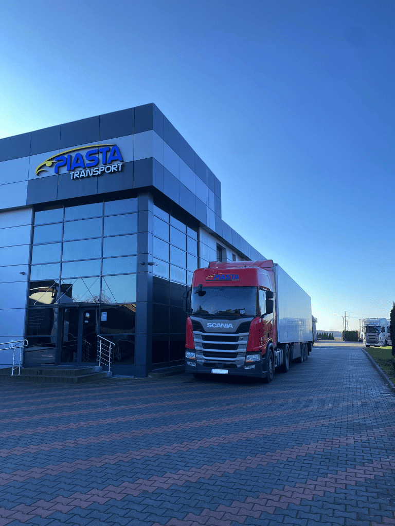 Baza Piasta Transport w Wójcinie o zmierzchu