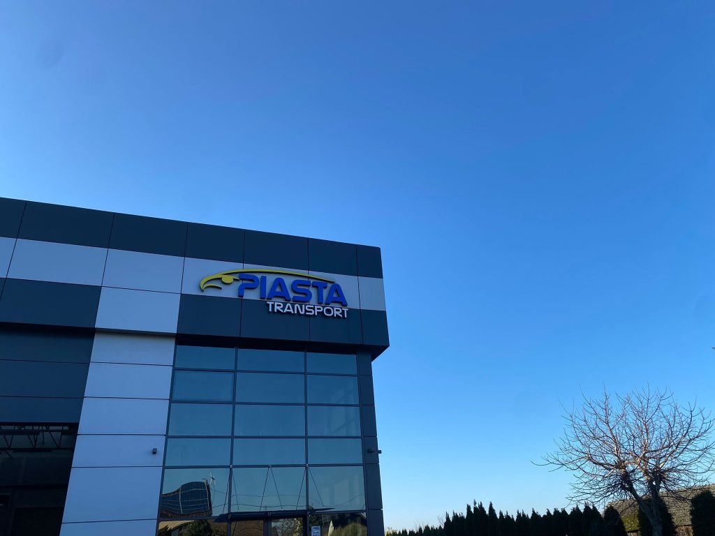 Logo Piasta Transport na elewacji siedziby firmy transportowej w Wójcinie