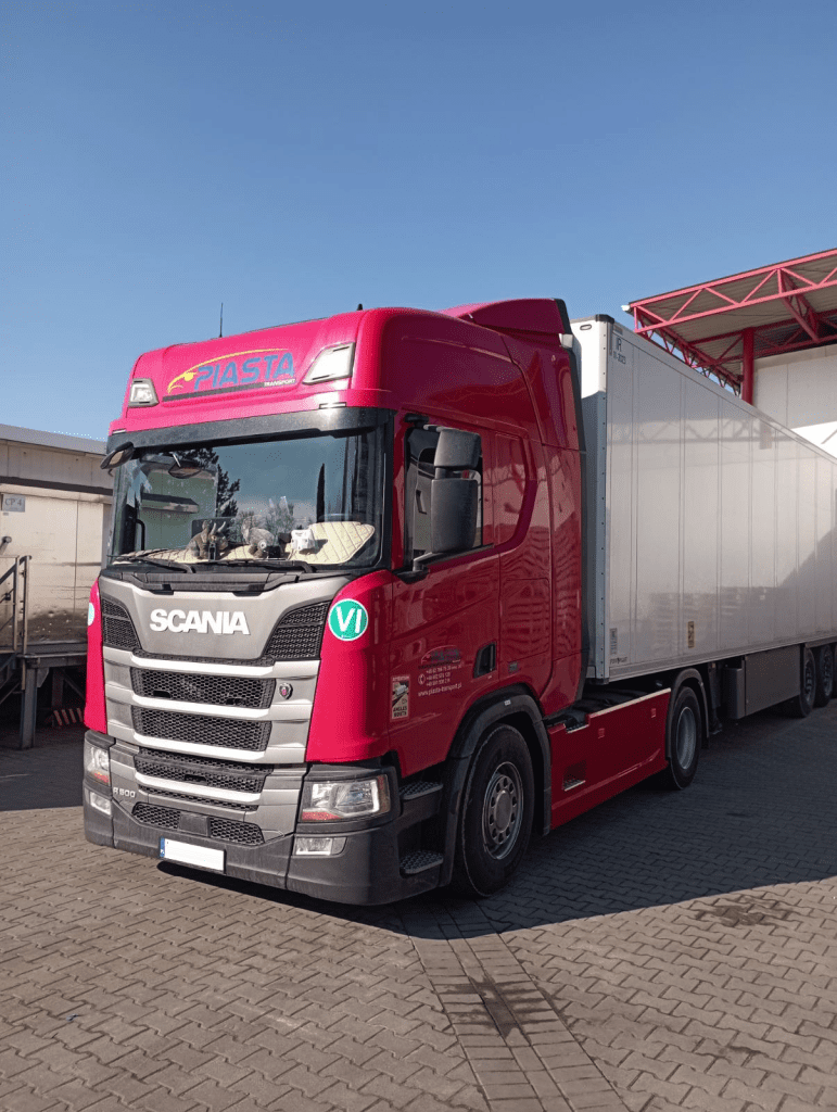 Czerwony ciągnik Scania z naczepą chłodniczą