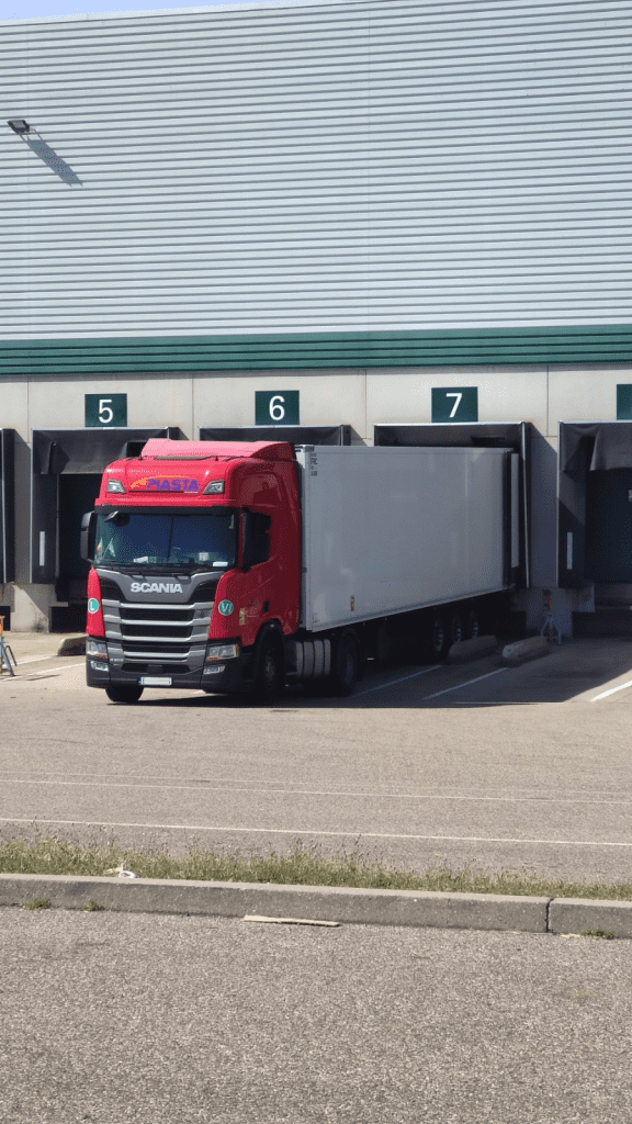 Zestaw chłodniczy Scania przy rampie załadunkowej